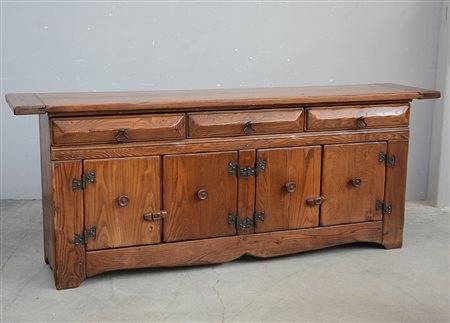 TARPAC (Alto Artigianato Toscano) Credenza a tre cassetti bugnati e quattro...