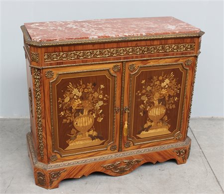 Credenza lastronata con fronte a due ante intarsiata con vasi fiori e foglie,...