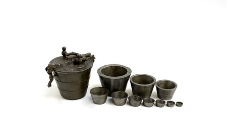 Peso a pila in peltro (h cm 12) -EN A pewter cup weights set (h cm 12)