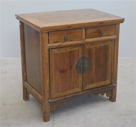 Mobile in legno a due ante e due cassetti. Cina, sec XX (cm 77x78x50) (difetti)