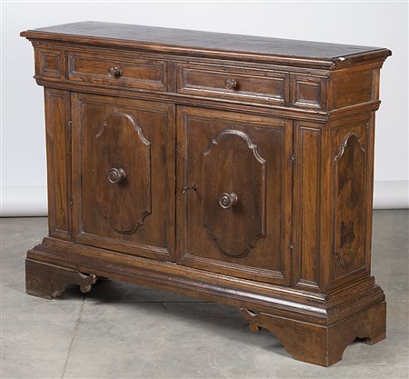 Antica credenza a due ante e due cassetti pannellati con montanti riquadrati,...