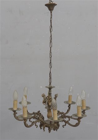 Piccolo lampadario a otto luci in metallo dorato decorato con putti danzanti...