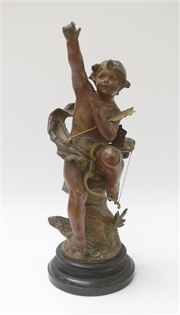 Scultura in metallo patinato raffigurante Cupido, base in legno (h tot cm 57)...