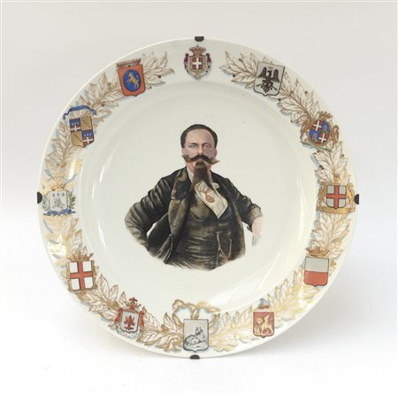 Grande piatto commemorativo in ceramica con tesa decorata da stemmi, ed al...