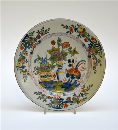 Piatto tondo in maiolica policroma con decoro al garofano (d cm 24) (restauri)