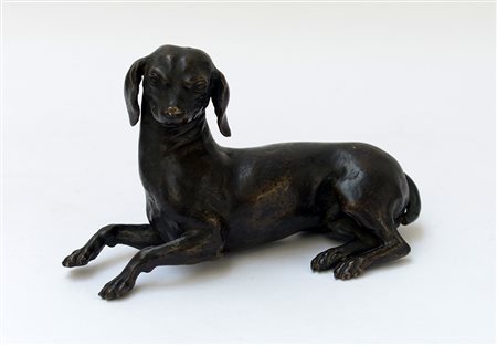 Scultura in bronzo raffigurante un cane assiso (h cm 13, lunghezza cm 24)...