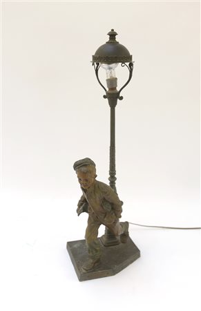 Lampada da tavolo con scultura raffigurante uno ragazzo sotto un lampione in...