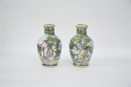 Coppia di vasi in maiolica decorati in policromia a scene classiche in...