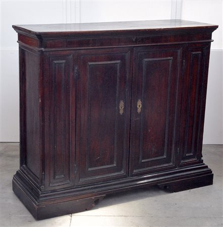 Antica credenza in noce a due ante riquadrate con sagomette in rilievo e...