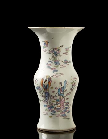 Vaso a tromba in porcellana policroma (difetti) Cina, secolo XX (h. 36,5 cm.)...