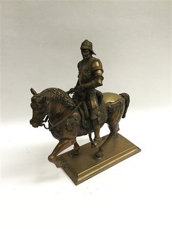 Scultura in bronzo raffigurante un condottiero a cavallo (h cm 41) (lievi...