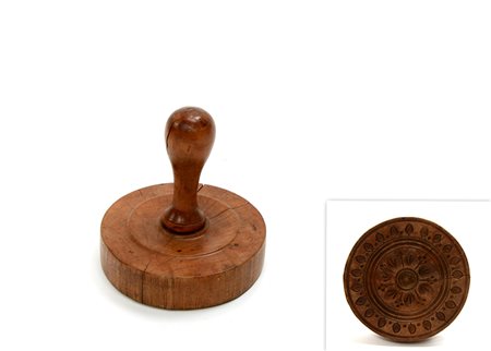 Stampo rotondo con manico in legno (difetti) -EN A wooden butter stamp. Defects