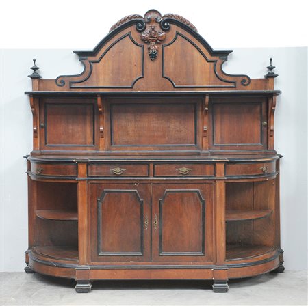 Credenza con angoli scantonati, due ante e due cassetti nella parte centrale....