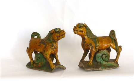 Coppia di tegole in ceramica a tre colori raffiguranti animali fantastici...