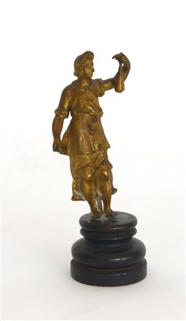 Piccola scultura in bronzo dorato su basamento in legno (tot. h cm 18) (difetti)