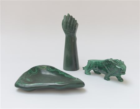 Lotto composto da un posacenere e un leone in malachite e una scultura con...