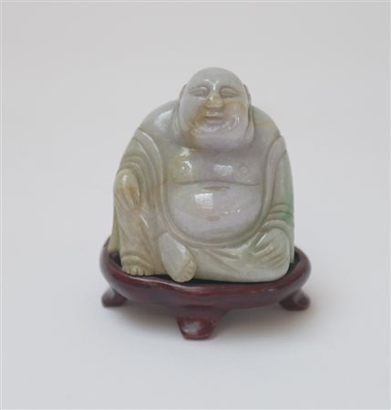 Scultura in giadeite raffigurante Buddha seduto, con base in legno Cina, sec....