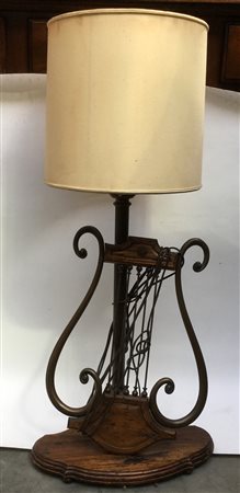 Lampada da tavolo ad una luce con struttura in legno e metallo decorata da...