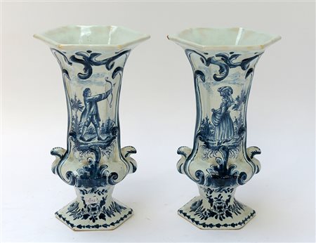 Manifattura di Delft, coppia di vasi in maiolica a decoro monocromo blu con...