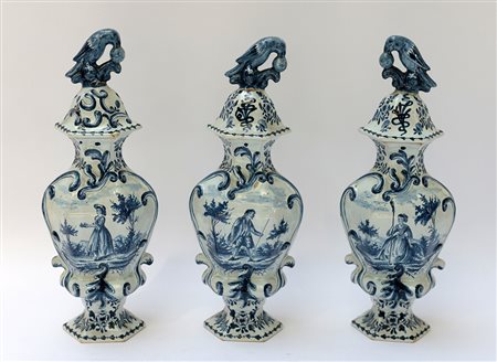 Manifattura di Delft, gruppo di tre vasi in maiolica con coperchi sormontati...