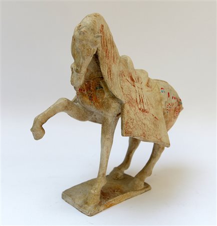 Scultura in ceramica raffigurante cavallo rampante in stile Tang con tracce...