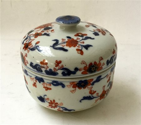 Scatola in porcellana Imari con decoro floreale (difetti e restauri)...