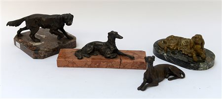 Gruppo di quattro sculture di diverso autore raffiguranti cani, tre con basi...