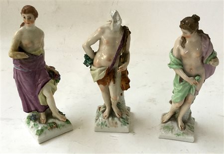 Manifattura inizio secolo XX. Gruppo di tre statuette in porcellana decorata...