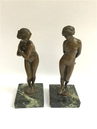 Coppia di sculturine in bronzo raffiguranti nudi femminili su basi in marmo....