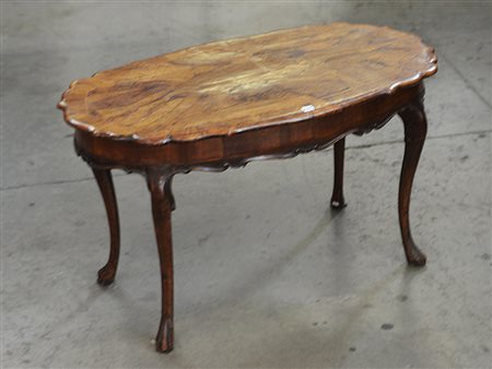 Tavolino da salotto con piano polilobato e gambe mosse. (cm 88x48x52)