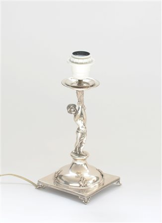 Lampada da tavolo in argento a forma di candeliere con sostegno a putto (g...