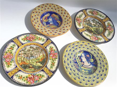 Lotto di due coppie di piatti decorativi in ceramica policroma, dipinti a...