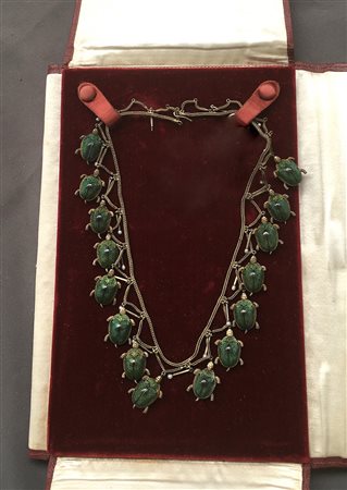 Collier in argento rifinito con smalto verde su tartarughe pendenti,...