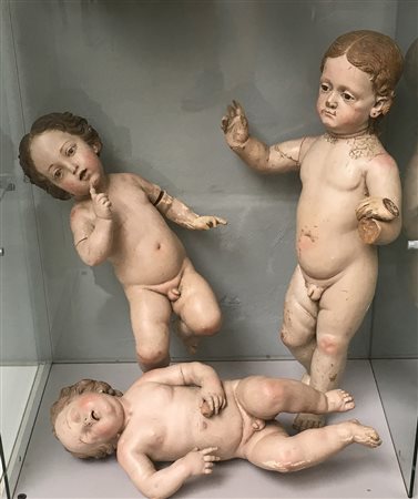 Arte del secolo XIX “Gesù Bambino” tre sculture in legno intagliato e...