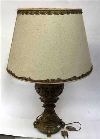 Lampada da tavolo ad una luce con corpo in bronzo traforato e decorato a...