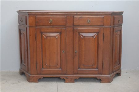 Credenza scantonata in noce a quattro casetti in linea sottopiano e quattro...