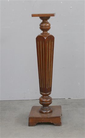 Colonna portavaso in noce con supporto tornito e scanalato, piano e basamento...