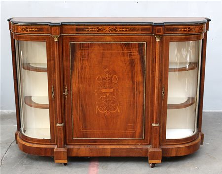 Credenza con grande sportello centrale e due vetrine laterali decorata con...