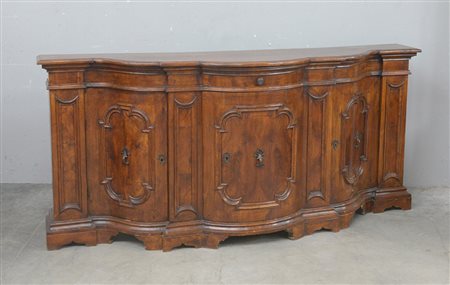 Credenza in noce con fronte a doppia mossa, tre sportelli con cornici, un...