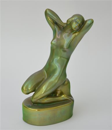 "Nudo di donna " Scultura in ceramica smaltata in verde a lustro metallico....