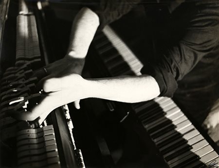 GIUSEPPE CHIARI 1926 - 2007 Gesti sul piano, 1973 Fotografia b/n, cm. 30,5 x...