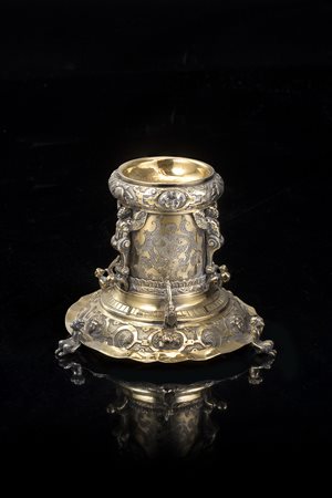 Saliera in argento dorato di forma cilindrica su base circolare tripode,...