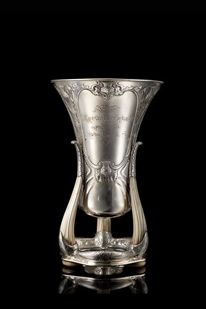 Coppa tripode in argento con corpo conico svasato, decorato da fiori di cardo...