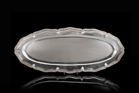 Pescera in argento di forma ovale sagomata con bordura decorata a perle e...