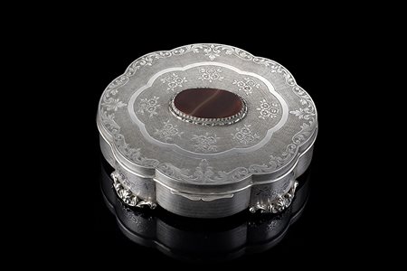Scatola in argento di forma ovale polilobata con superficie decorata a motivi...