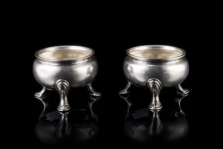 Coppia di saliere tripodi in argento con vaschette liscie di forma circolare...