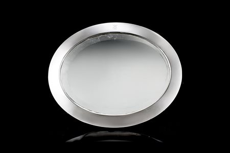 Specchiera di forma ovale con cornice in argento liscia con simbolo inciso....