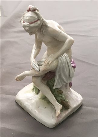 Manifattura del secolo XIX "Venere al bagno" scultura in porcellana policroma...