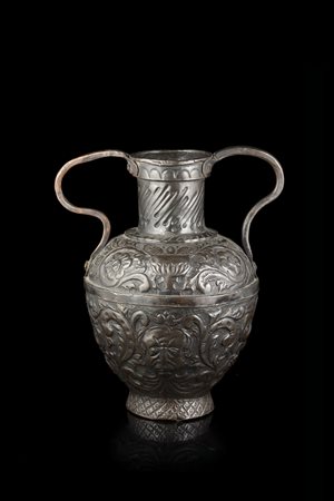Arte veneta, secolo XVI. Vaso biansato in rame con corpo sbalzato a...