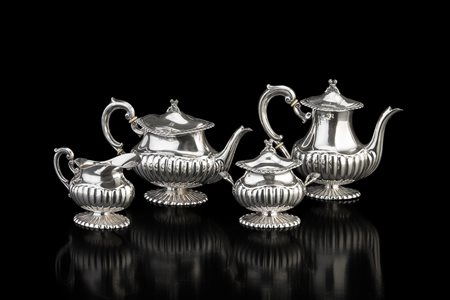 Servizio da tè e caffè in argento composto da caffettiera, teiera, lattiera e...
